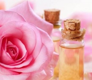 Göz kapakları şişmesine karşı gül suyu